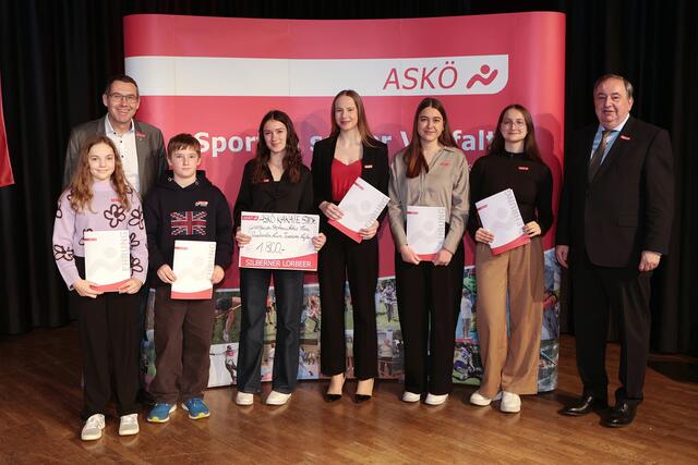Nachwuchstalente aus dem ASKÖ Bezirk Steyr wurden geehrt durch ASKÖ-Obmann und Bürgermeister Markus Vogl (li.) und ASKÖ OÖ Präsident Erich Haider. (re.)

 | Foto: A. Maringer / eventfoto.at