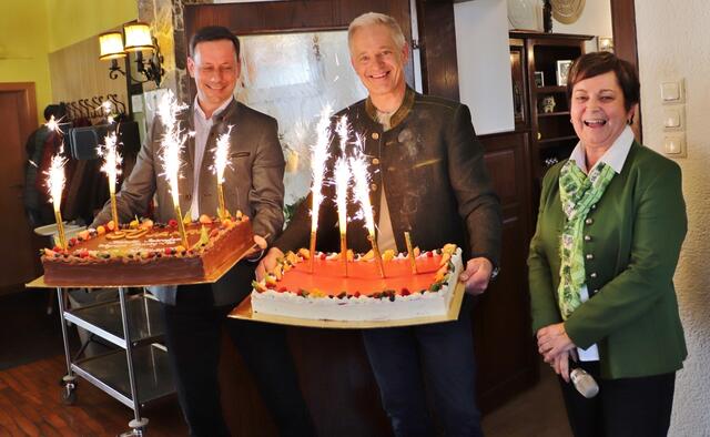 Zum Jubiläum 50 Jahre Seniorenbund Ortsgruppe Zwaring-Pöls gratulierten Bgm. Waltraud Walch, Vzbgm. Johannes Nickl und NAbg. Ernst Gödl mit einer Torte | Foto: Edith Ertl