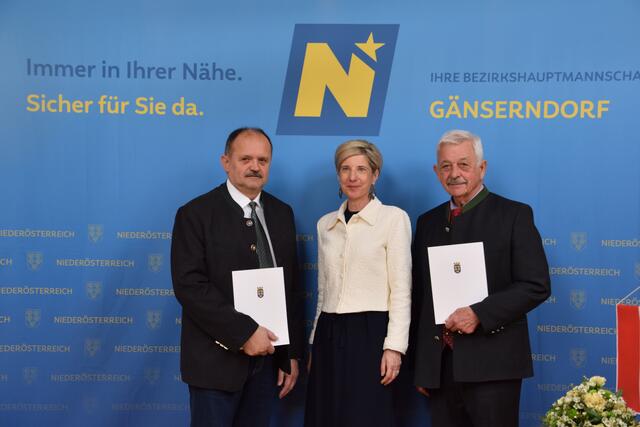 Gemeinde Weikendorf: Vizebürgermeister Robert Jobst, Bezirkshauptfrau Claudia Pfeiler-Blach und Bürgermeister Johann Zimmermann | Foto: Rahel Mold