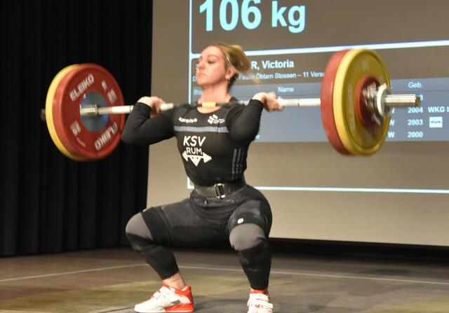 Victoria Steiner (KSV Rum) beim umsetzen von 106 kg.

Foto: Conny Högg