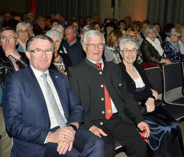 Stadtrat Franz Piribauer neben den Gewinnern der Verlosung eines E-Renault bei der letzten Weihnachtsgala. | Foto: Sascha Trimmel