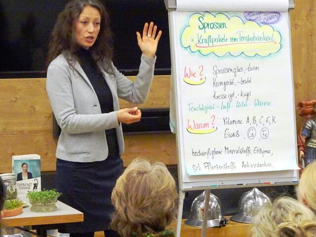 Ernährungscoach Tamara Prömer beim Vortrag über Wildkräuter und Sprossen in Erpfendorf