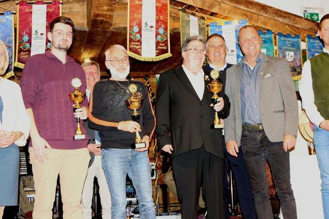 Die Einzel Bezirksmeisterschaft der Herren, Rang 3 für Johann Resinger, der Bezirksmeister Goldfinger Wolfgang Baumann und Rang 3 für Andi Aberger, Alle Offiziellen Gratulieren.