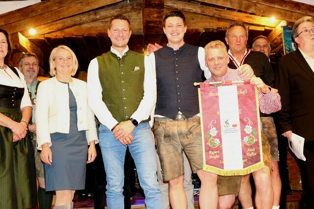 Bezirksmeister Vierer Mannschaft Herren; EC Brixen, Die Ehrengäste gratulieren Lukas Schipflinger, Rupert Straßer und Hans Gartner zum Titel. Nicht im Bild Andreas Kofler. 