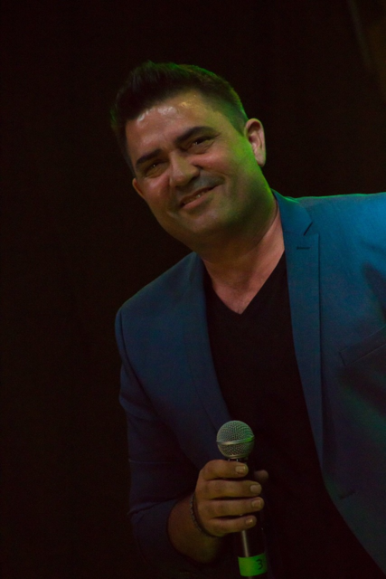 Der spanische Sänger Carlos „Quesada“ Lopez, der mit seiner einzigartigen Stimme schon mit Größen wie José Carreras und der Band „Pur“ auf der Bühne stand, sorgt für unvergessliche musikalische Momente. | Foto: Thomas Hetlinger / Ahornevents