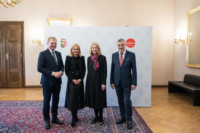 Im Bild (v. l.): Landeshauptmann Thomas Stelzer, Junglehrerin und Quereinsteigerin Caroline Lindlbauer-Gann, LH-Stv.in Christine Haberlander und Bildungsdirektor Alfred Klampfer. | Foto: Land OÖ/Max Mayrhofer