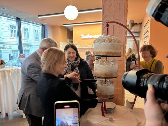 Nach den Reden setzte man zum gemeinsamen feierlichen Kuchenschnitt an. | Foto: Nathanael Peterlini