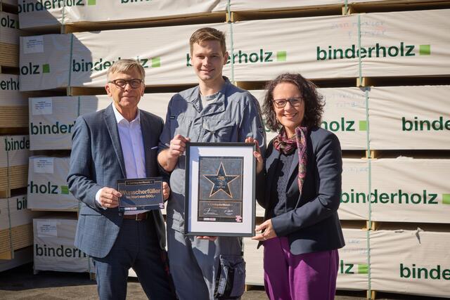 Die Wahl zum „Lehrling des Monats “ fiel im März auf Daniel Hofbauer (26) aus St. Radegund. Er absolviert derzeit eine Lehre zum Elektrotechniker bei Binderholz in St. Georgen bei Salzburg. Im Bild: Landesrätin Daniela Gutschi und WKS-Präsident Peter Buchmüller mit Daniel Hofbauer. | Foto: WKS/Hechenberger