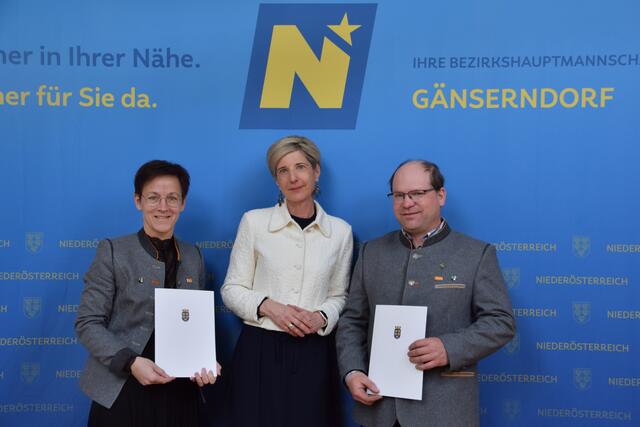 Gemeinde Bad Pirawarth: Bürgermeisterin Verena Gstaltner, Bezirkshauptfrau Claudia Pfeiler-Blach und Vizebürgermeister Florian Lehner | Foto: Rahel Mold
