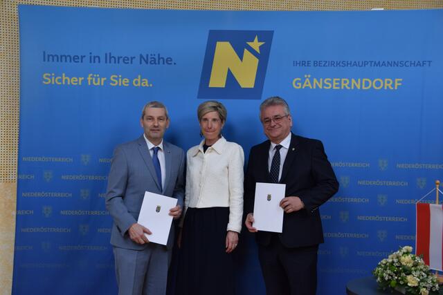 Gemeinde Jedenspeigen: Vizebürgermeister Gernot Ertl, Bezirkshauptfrau Claudia Pfeiler-Blach und Bürgermeister Alfred Kridlo | Foto: Rahel Mold