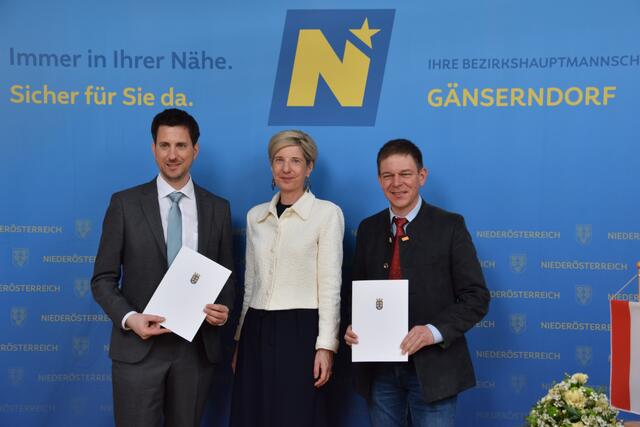 Gemeinde Prottes: Bürgermeister Christoph Demmer, Bezirkshauptfrau Claudia Pfeiler-Blach und Vizebürgermeister Alexander Köllner | Foto: Rahel Mold