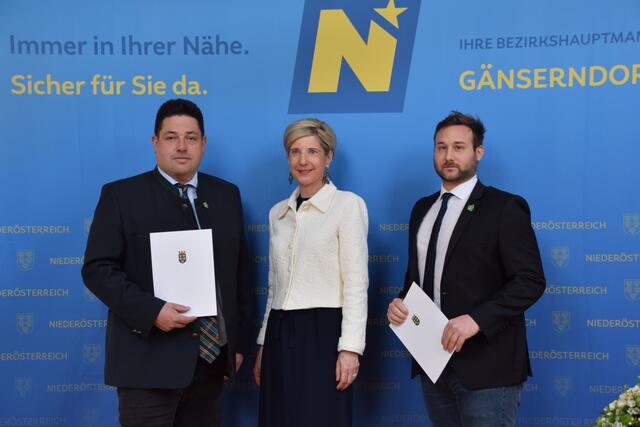 Gemeinde Weiden an der March: Bürgermeister Markus Lang, Bezirkshauptfrau Claudia Pfeiler-Blach und Vizebürgermeister Sebastian Hansi | Foto: Rahel Mold