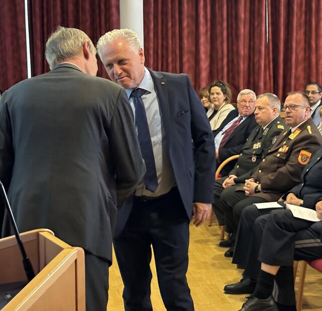 Bezirkshauptmann Peter Suchanek und Bürgermeister Johann Köck (ÖVP) aus Prellenkirchen | Foto: MeinBezirk/Birgit Bachhofner