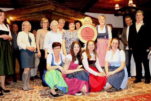 Damen Bezirkscupsieger 2025 Die Eisschützinnen des EV Fieberbrunn mit den Gratulantinnen und Gratulanten