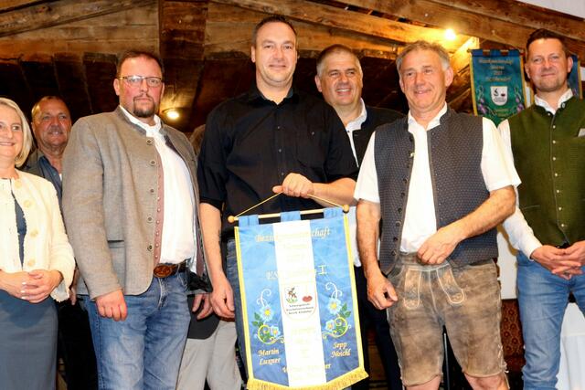 Vierer Bezirksmeisterschaft Herren Rang 4 ESC Jochberg Hans Pletzer, Werner Auberger, und Martin Luxner mit den Gratulantinnen und Gratulanten. Nicht im Bild Sepp Noichl.