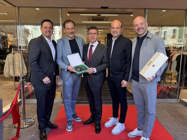 Bei der Eröffnung im Alten Stift Mode GmbH Haus: Feucht Mode Tulln mit Wirtschaftsstadtrat Lucas Sobotka, Leopold Feucht, Bürgermeister Peter Eisenschenk, Christoph und Wolfgang Feucht. | Foto: Victoria Edlinger