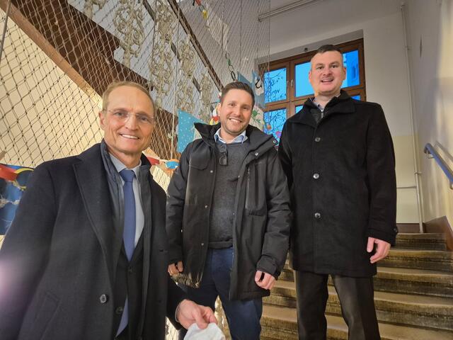 Bei der Übergabe der Spenden waren Wolfgang Gerstl (l.) sowie Bezirksrat und Spitzenkandidat für die Bezirksvertretungswahl Andreas Eisenbock (beide ÖVP) sowie der Vertreter des Elternvereins, Mario Schönberg, anwesend.  | Foto: ÖVP