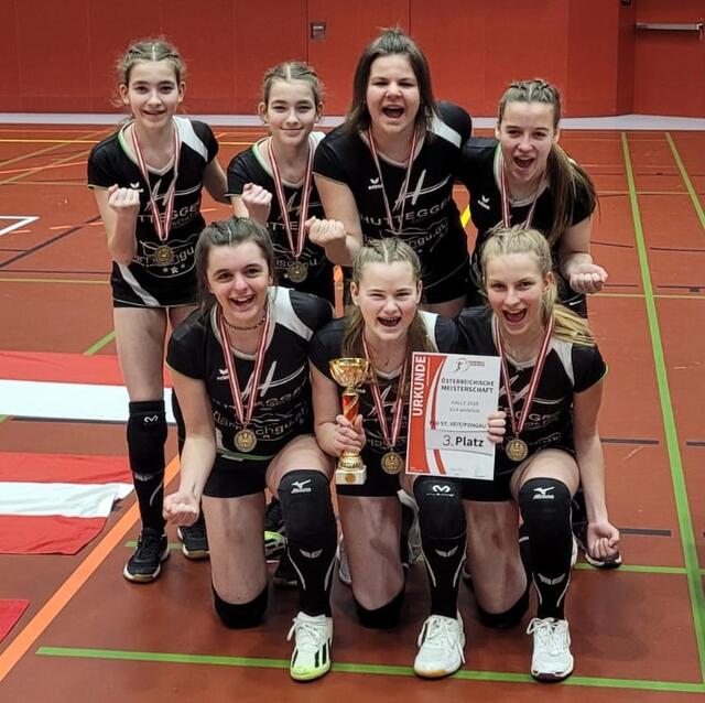 Die Mädls sind zurecht stolz auf ihre Leistungen bei der Österreichischen Meisterschaft im Faustball. | Foto: Union Raiffeisen St. Veit