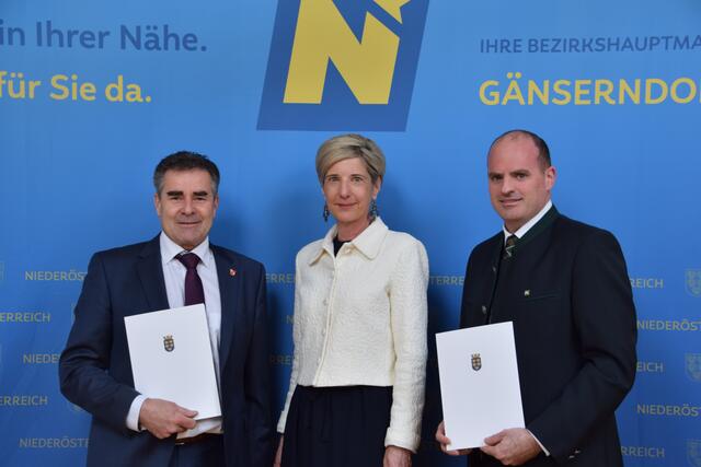 Gemeinde Angern an der March: Bürgermeister Robert Meißl, Bezirkshauptfrau Claudia Pfeiler-Blach und Vizebürgermeister Rene Zonschits | Foto: Rahel Mold