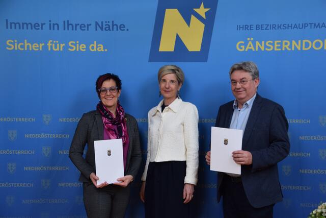 Gemeinde Orth an der Donau: Bürgermeisterin Elisabeth Wagnes, Bezirkshauptfrau Claudia Pfeiler-Blach und Vizebürgermeister Josef Drabits | Foto: Rahel Mold