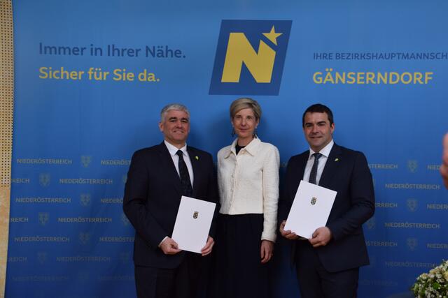 Gemeinde Zistersdorf: Bürgermeister Elmar Schöberl, Bezirkshauptfrau Claudia Pfeiler-Blach und Vizebürgermeister Martin Bauer | Foto: Rahel Mold