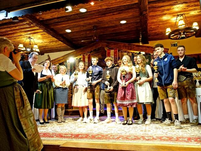 Alle sind Stolz auf diese Jugend U- 18 allgemein und u-23w. Einzel Bezirksmeisterschaft Siegerehrung 2025. 2. u-23 w Anna Beihammer, 1. U 18 alg. Daniel Hechenberger, 2. u 18 alg. Lukas Fankhauser, 1. U-23w. Natalie Aberger, 3. U 18alg Lea Kogler, 3. U-18 alg. Martin Leo. Alle Ehrengäste und die ganze Ballteilnehmer/innen gratulierten herzlich.