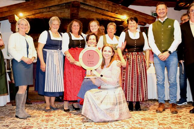 Bezirkscup Damen 2025 Rang 3 EC Brixen, mit der Frau Landtagsabgeordneten Claudia Hagsteiner sowie mit dem stolzen Bürgermeister der Gemeinde Brixen Andreas Brugger.
