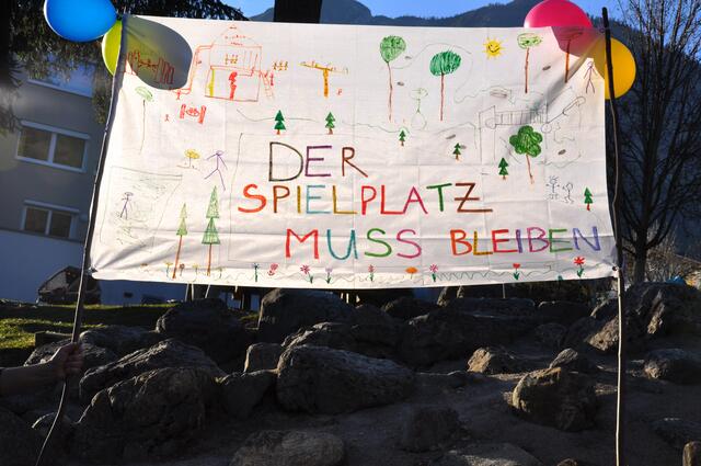 Die Kinder brachten ihre selbstgestalteten Plakate und Banner mit zum Spielplatz. | Foto: www.rotschopf.at
