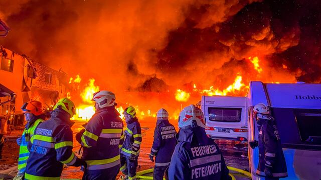 Unmittelbar nach dem Eintreffen der Feuerwehren kam es zu einer gefährlichen Rauchgas-Durchzündung. | Foto: BFVFB/Presseteam