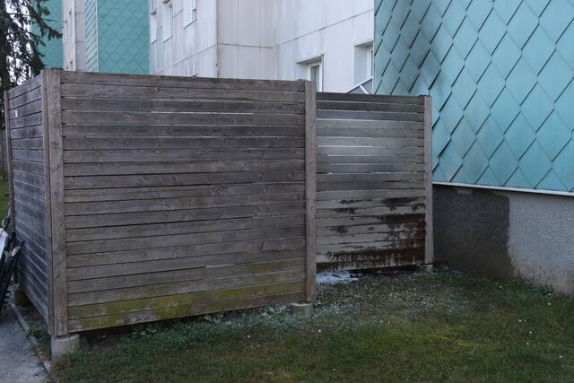 Brennender Altpapiercontainer in Wels-Lichtenegg: Durch das Einschreiten der Feuerwehr konnte ein Übergreifen der Flammen auf die Fassade verhindern.