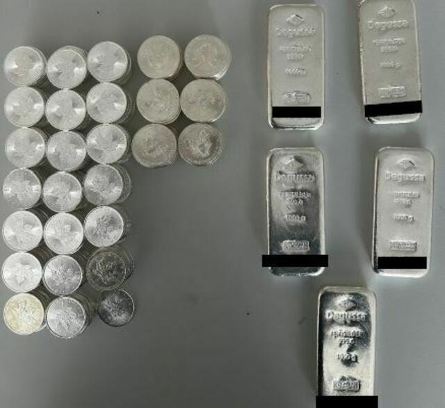 Diese silbernen Wertgegenstände wurden in einer Mülltonne in Sölden sichergestellt. | Foto: Polizei