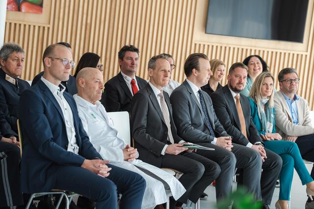 Prominent besetzte erste Reihe bei der offiziellen Vorstellung im LKH Hochsteiermark-Standort Bruck. | Foto: Ekatarina Paller