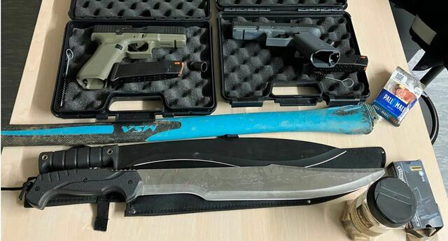 Waffen und Suchtmittel bei einem 20-jährigen Lenker sichergestellt. Die erforderlichen Anzeigen wurden gestellt.  | Foto: Landespolizeidirektion Burgenland