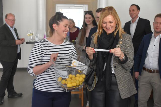 Die Reihenfolge der Winzerinnen und Winzer wurde von Journalistinnen und Journalisten gezogen.  | Foto: Stefan Schneider