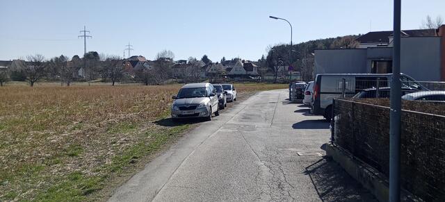 Bequem, aber nicht in Ordnung: Autos parkten im Acker eines Landwirten. | Foto: Name d. Fotografen d. Red. bekannt