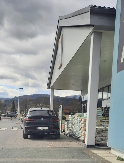 Der Supermarkt-Kunde parkte direkt bei der Ware. | Foto: Name d. Fotografen d. Red. bekannt