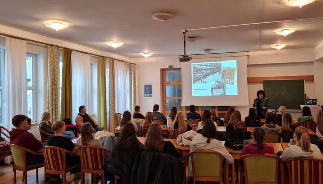 Bildtext: Schüler:innen der HLW Haag verfolgen aufmerksam den spannenden Ausführungen der Referentin Esther Dürnberger
(Foto FMZ)
