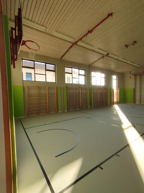 Für die Beseitigung der Hochwasserschäden im Turnsaal von Volksschule und Kindergarten mussten rund 130.000 Euro aufgewendet werden.  | Foto: Gemeinde Mariasdorf