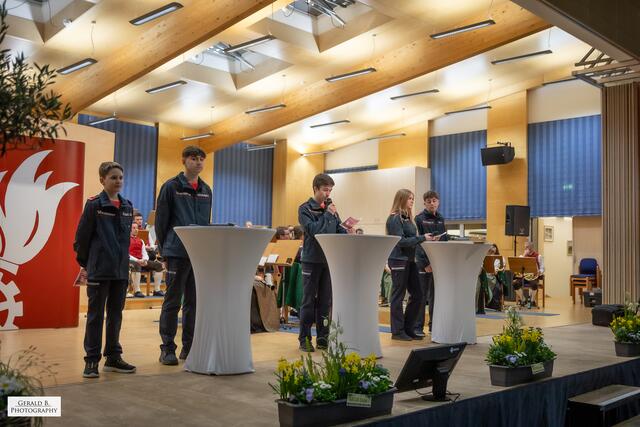 Jugendliche der Feuerwehr Burgkirchen trugen die Leistungsbilanz der Feuerwehrjugend des Bezirkes Braunau vor. | Foto: Gerald B. Photography