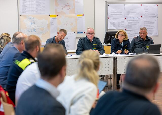 v.l.n.r.) Stefan Kreuzer von der Landeswarnzentrale, LH-Stellvertreter Stephan Pernkopf, Landeshauptfrau Johanna Mikl-Leitner und Landesfeuerwehrkommandant Dietmar Fahrafellner im Landesführungsstab in Tulln. | Foto: NLK Filzwieser