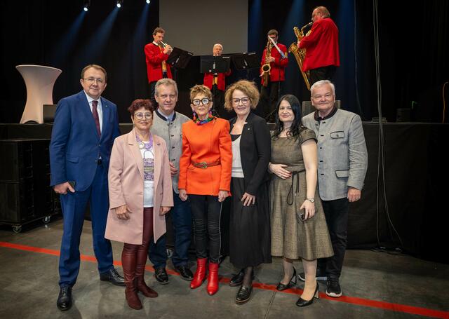 Bei der Eröffnung der "Best Ager Expo": Bürgermeister Matthias Stadler, Stadträtin Renate Gamsjäger, Landesgeschäftsführer Johann Sommer (NÖs Senioren), Präsidentin Ingrid Korosec (Österreichischer Seniorenbund), Senioren-Landesrätin Christiane Teschl-Hofmeister, Veranstalterin Bazajeta Beganovic (Mediacross GmbH), Landesobmann Herbert Nowohradsky (NÖs Senioren) | Foto: NLK Khittl