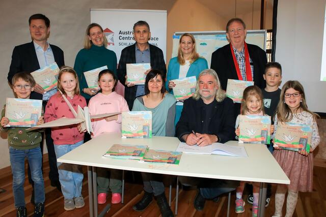 Präsentierten das Kinderbuch „Der Kranich und das DU“ im Rahmen eines Workshops mit Kindern der Volkschule Statdtschlaining: Bildungslandesrätin Daniela Winkler (2. Reihe, 2.v.r.), Autor Heinz Janisch (1. Reihe), Illustratorin und Grafikerin Nadine Kappacher (1. Reihe), Klaus Novak (2. Reihe, 3.v.r.), Leiter des Instituts für Fort- und Weiterbildung an der Privaten Pädagogischen Hochschule Burgenland, Horst Horvath (2. Reihe, 1.v.r.), Verlagshaus edition lex liszt 12, Tobias Lang (2. Reihe 1.v.l.), dem neuen Direktor des Austrian Centre for Peace und Direktorin Eva Schitter (2. Reihe, 2.v.l.) , Volksschule Stadtschlaining | Foto: Landesmedienservice