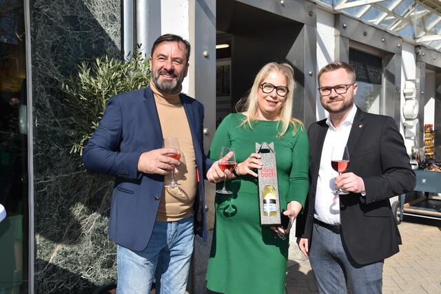 Roman und Iris Sroufek begrüßen Bürgermeister Erich Stubenvoll zur Eröffnung ihrer Palmers Filiale. | Foto: Reitner/MeinBezirk