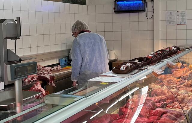 Käse und Fleisch wurden bei der Kontrolle unter die Lupe genommen. Proben wurden entnommen, um anschließend im Labor untersucht zu werden. Der Käse wurde sogleich vernichtet. | Foto: Gruppe Sofortmaßnahmen