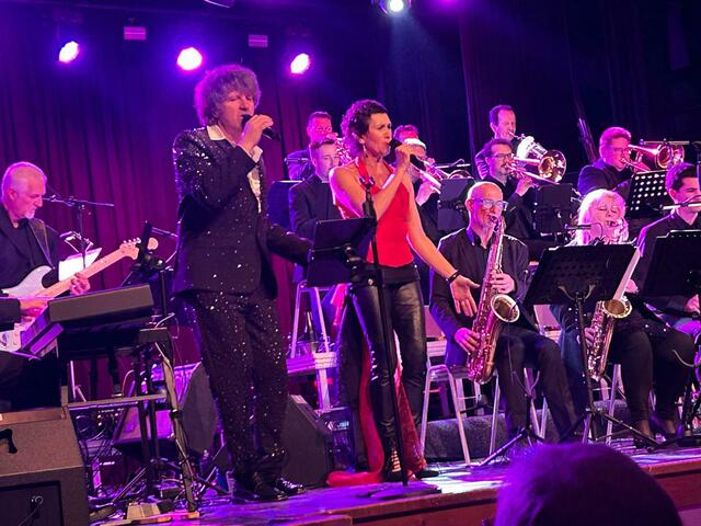 Peter Windholz und Susanne Hell mit der bruck[lyn] BIG BAND in Aktion.  | Foto: bruck[lyn] BIG BAND