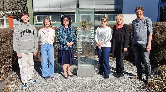 Foto beim Haupteingang neben der „Friedensrose“: Johannes Aigner, Katharina Aigner, Esther Dürn-berger, Barbara Aigner (Klassenlehrerin), Dir. Jutta Feuerstein-Holzer und Gerold Stein (Klassenlehrer)
v.l.n.r. (Foto FMZ)
