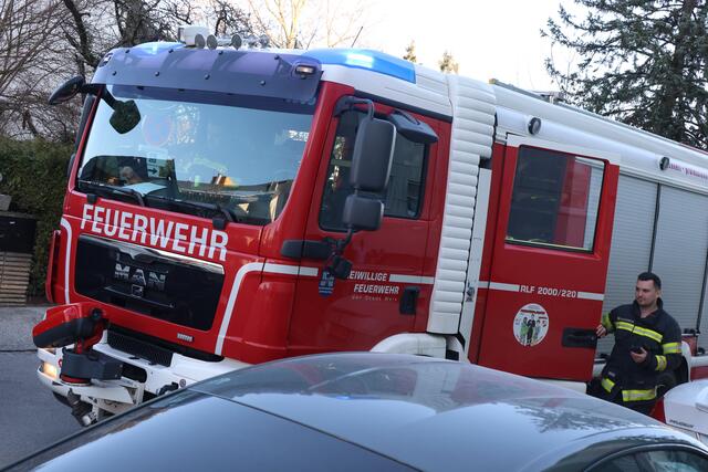 Brennender Altpapiercontainer in Wels-Lichtenegg: Durch das Einschreiten der Feuerwehr konnte ein Übergreifen der Flammen auf die Fassade verhindern.