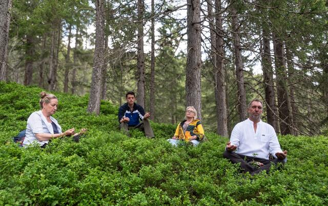 Das Waldbaden ist in unserer Region noch wenig bekannt. Thomas Heim (r.) bietet Kurse an. | Foto: privat