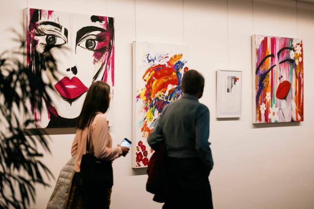 Eröffnung der Ausstellung „Une vie d´amour“ in der Sparkasse am Oberen Stadtplatz in Kufstein.