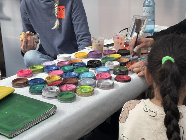 Beim Kinderschminken in der Bastel- und Spielecke konnten sich die kleinen Gäste kreativ austoben. | Foto: MeinBezirk.at